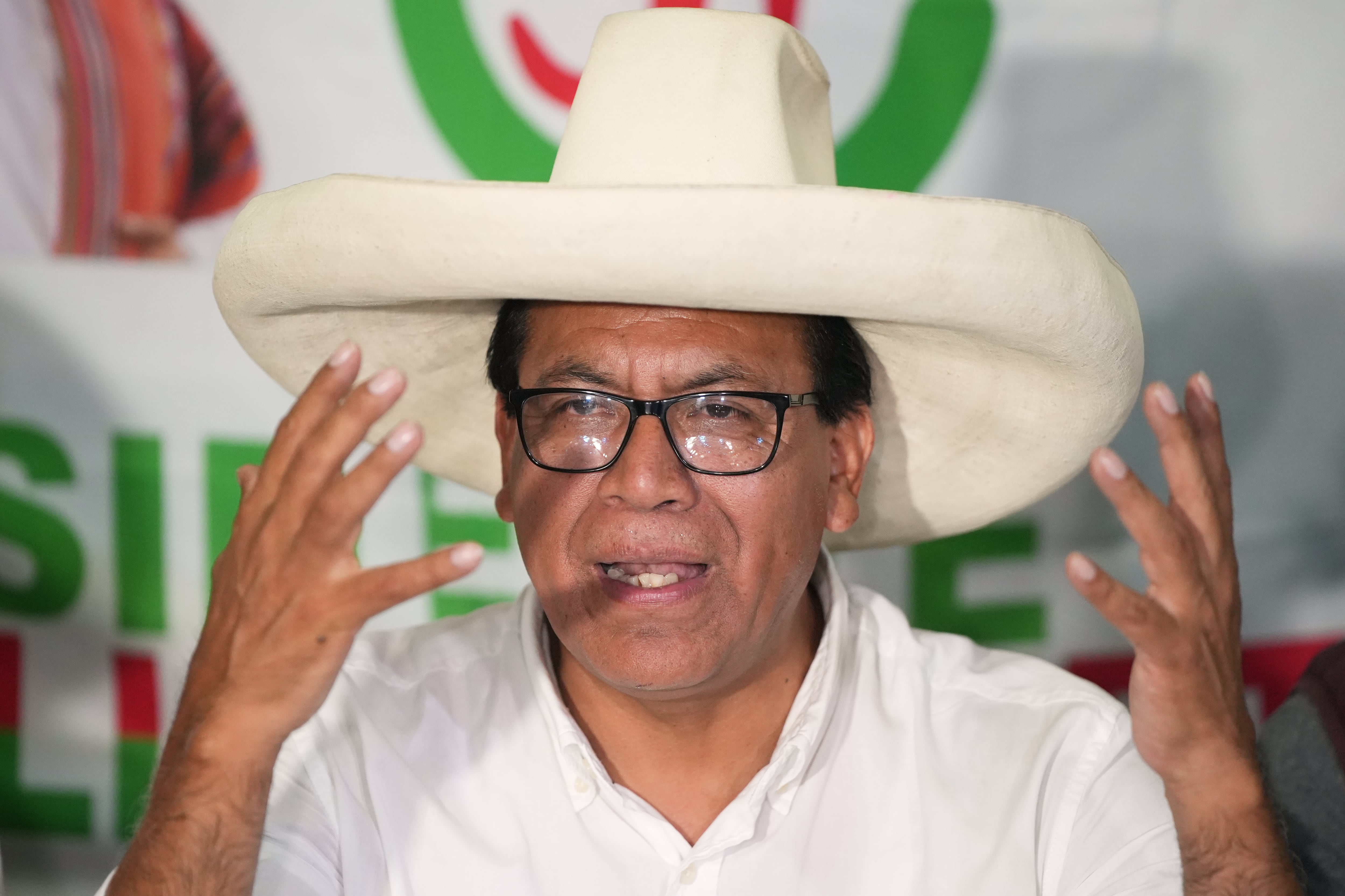 Roberto Sánchez, candidato presidencial del partido Juntos por el Perú, habla tras el cierre de las urnas durante las elecciones generales.