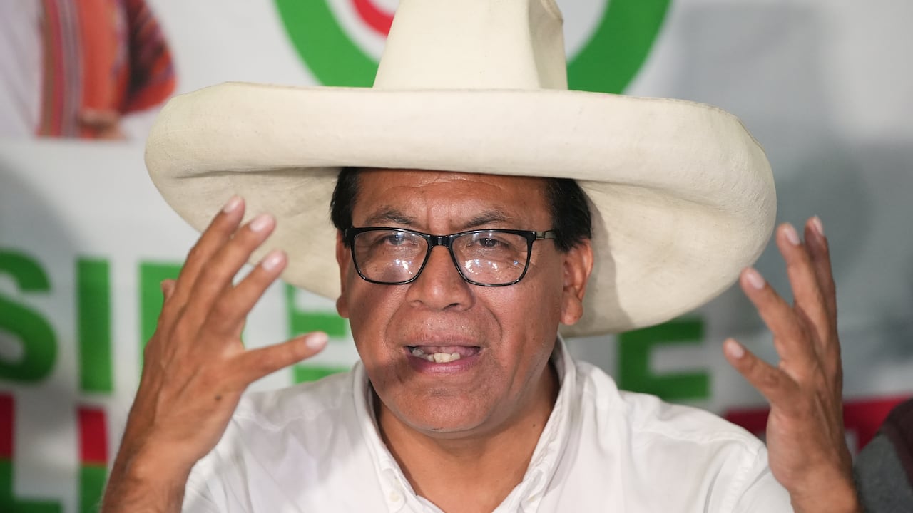 Roberto Sánchez, candidato presidencial del partido Juntos por el Perú, habla tras el cierre de las urnas durante las elecciones generales.