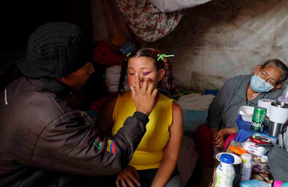 Maquillarse es casi un ritual, aún cuando no haya presentación. “Es la manera de sentir que seguimos vivos”, dice Carlota Danier dentro de uno de los cuatro contenedores en los que se mueve el circo de un lugar a otro.  Foto: Guillermo Torres SEMANA
