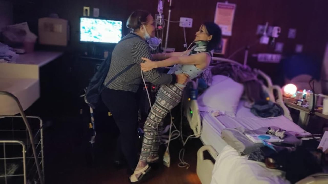 Hisvet Fernández lleva dos años buscando una visa para poder acompañar a su hija Arlen Daza en un tratamiento médico.