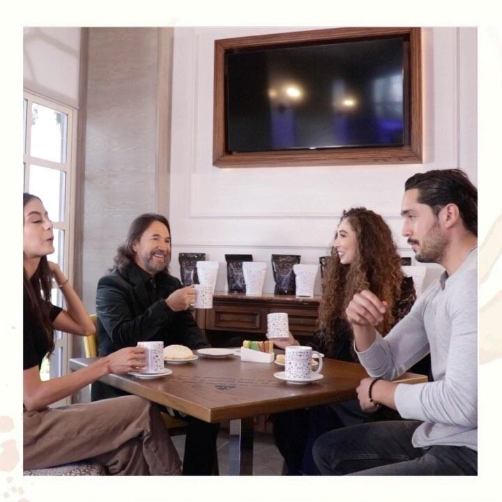 Ni café colombiano ni de ninguna parte, mexicano y de su marca, así lo prefiere Solís. Foto: Instagram @quiereme_cafe.