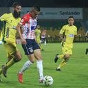 BUCARAMANGA - COLOMBIA, 11-10-2021: Alejandro Quintana del Bucaramanga disputa el balón con Walmer Pacheco del Junior durante partido entre Atlético Bucaramanga y Atlético Junior por la fecha 13 de la Liga BetPlay DIMAYOR II 2021 jugado en el estadio Alfonso Lopez de la ciudad de Bucaramanga. / Alejandro Quintana of Bucaramanga fights for the ball with Walmer Pacheco of Junior during match between Atletico Bucaramanga and Atletico Junior for the date 13 of the BetPlay DIMAYOR League II 2021 played at the Alfonso Lopez stadium of Bucaramanga city. Photo: VizzorImage / Jaime Moreno / Cont