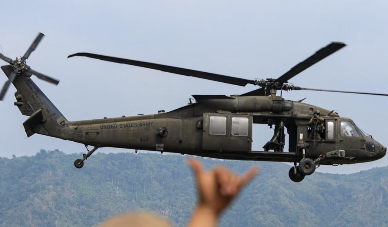 Unidades de artillería situadas en tierra lanzaron cohetes contra unos objetivos situados a 10 kilómetros de la costa.