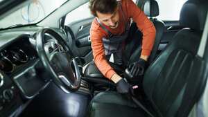 Truco casero para limpiar la tapicería del carro y que quede impecable