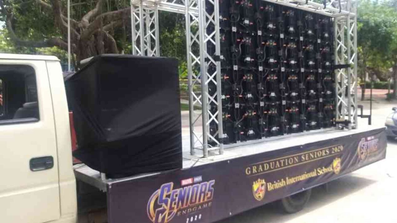 La estrategia de la institución consistió en movilizar un vehículo tipo tráiler, adaptado con una tarima, pantalla gigante y parlante.