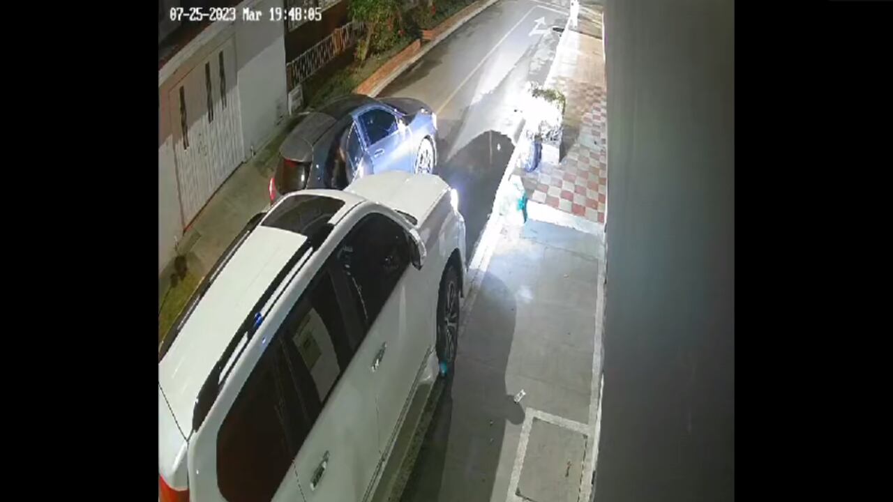 Cayó uno de los delincuentes que, vestidos de traje y corbata, intentaron robar una camioneta de alta gama en Bogotá