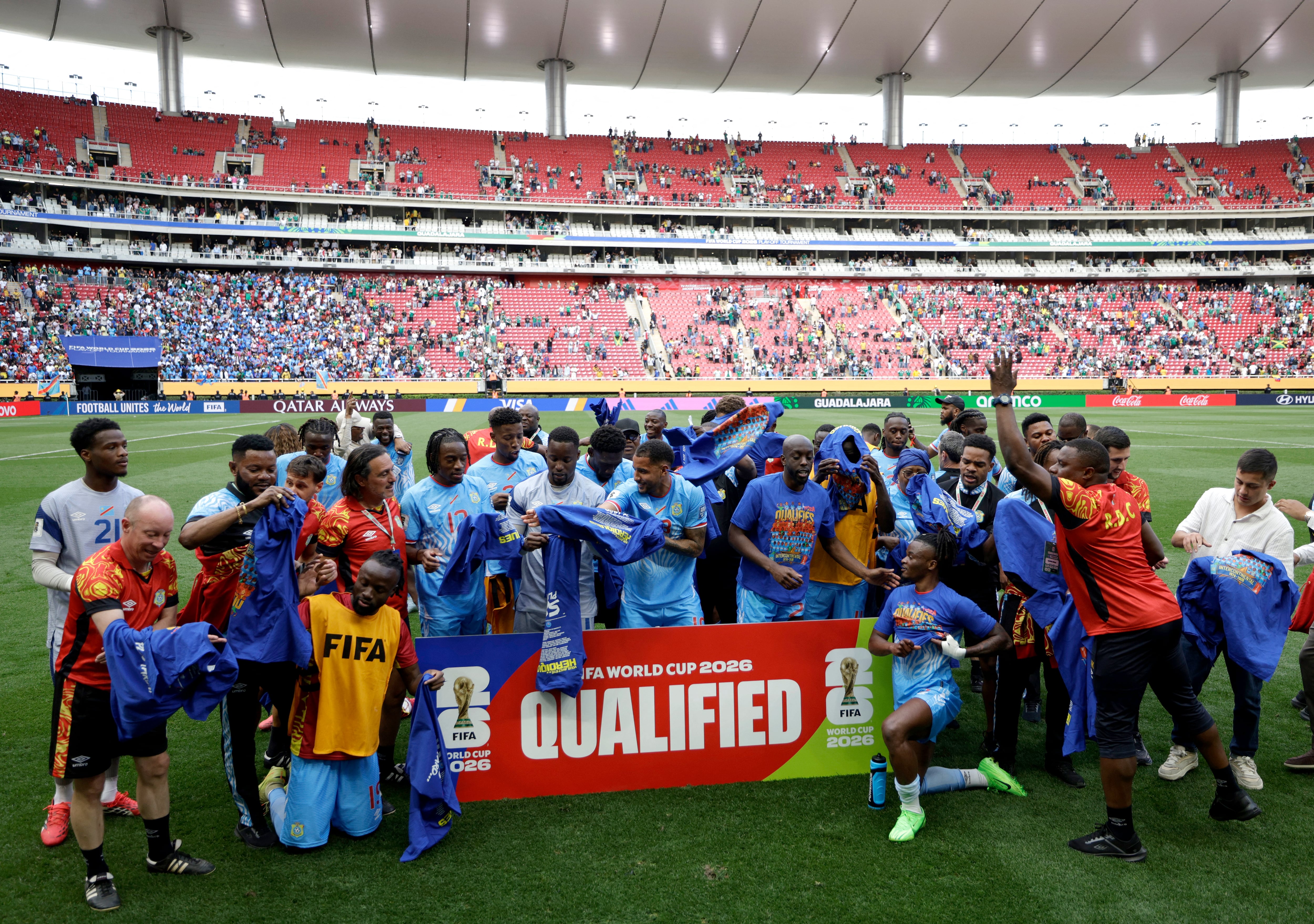 Jugadores y cuerpo técnico de la República Democrática del Congo celebran tras ganar el partido y clasificarse para el Mundial durante el encuentro de la final de la repesca de las eliminatorias para la Copa Mundial de la FIFA 2026 entre la República Democrática del Congo y Jamaica en el Estadio Akron de Zapopan, estado de Jalisco, México, el 31 de marzo de 2026. (Foto de Ulises Ruiz / AFP)