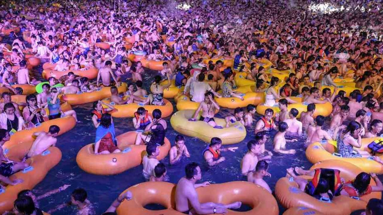 China defiende la macrofiesta tecno en piscina de Wuhan | Mundo hoy