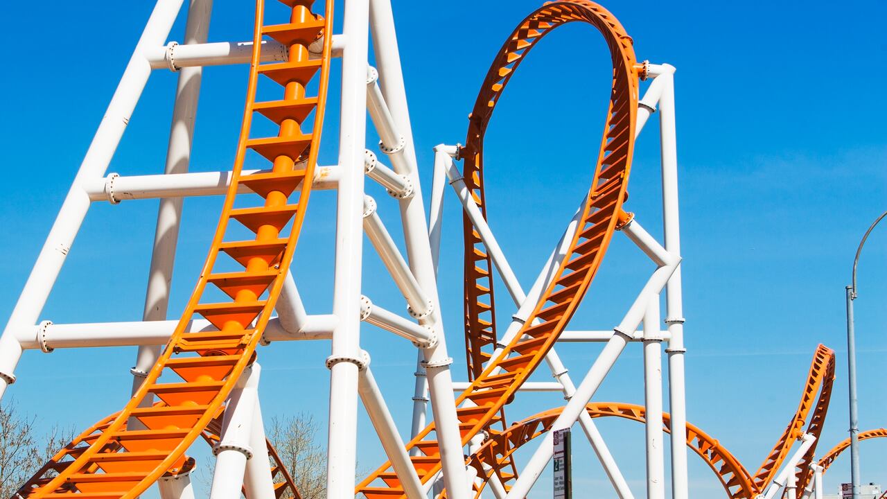 Cae árbol sobre montaña rusa en parque de diversiones en España