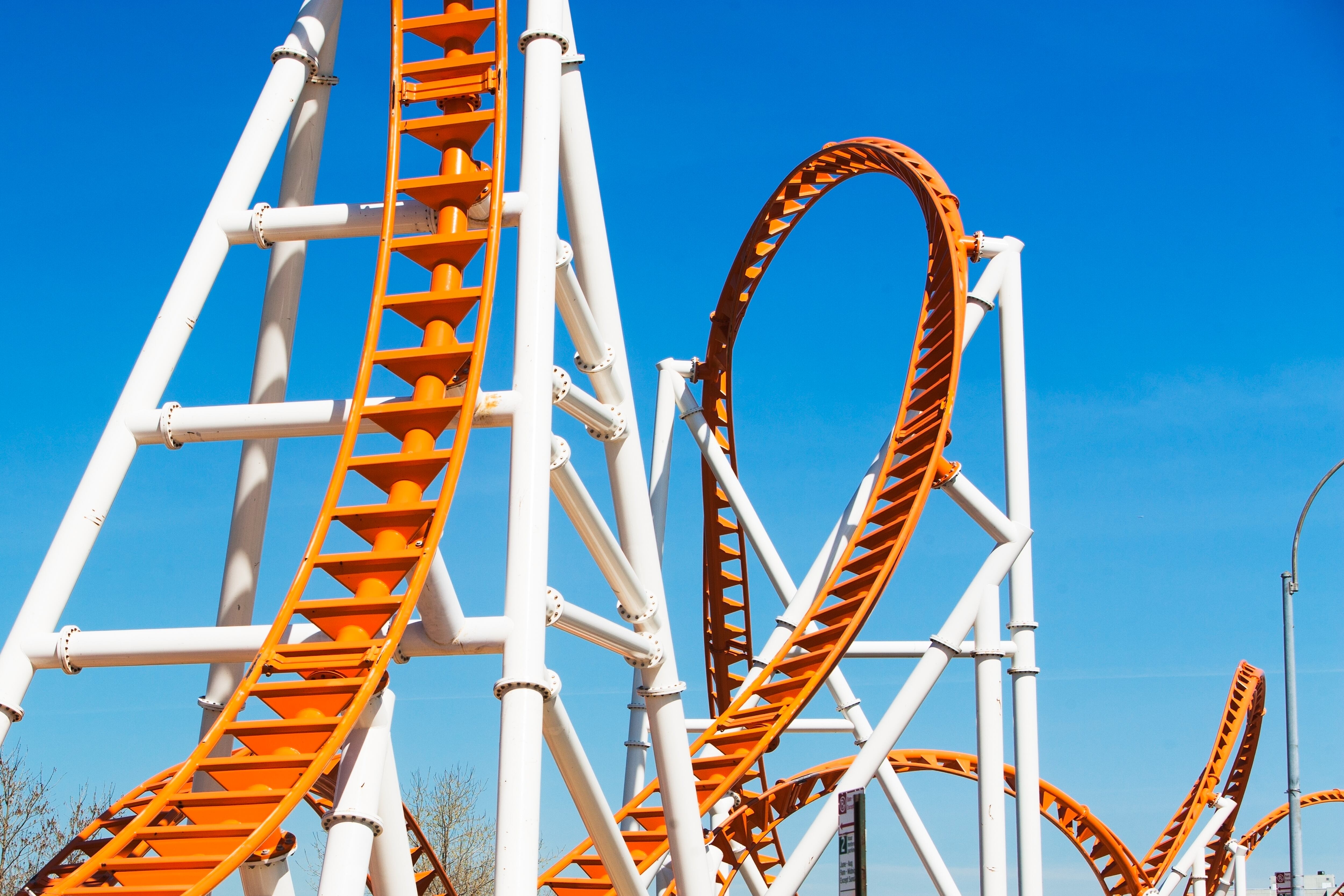 Cae árbol sobre montaña rusa en parque de diversiones en España