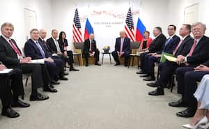 OSAKA, JAPÓN - 28 DE JUNIO: (---- USO EDITORIAL ÚNICAMENTE CRÉDITO OBLIGATORIO - "OFICINA DE PRENSA DE KREMLIN / FOLLETO" - SIN COMERCIALIZACIÓN SIN CAMPAÑAS DE PUBLICIDAD - DISTRIBUIDO COMO SERVICIO A LOS CLIENTES ----) Presidente de los EE. UU., Donald Trump (CR) se reúne con el presidente ruso Vladimir Putin (CL) el primer día de la cumbre del G20 en Osaka, Japón, el 28 de junio de 2019 (Foto de la Oficina de Prensa del Kremlin / Handout / Agencia Anadolu / Getty Images).