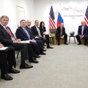 OSAKA, JAPÓN - 28 DE JUNIO: (---- USO EDITORIAL ÚNICAMENTE CRÉDITO OBLIGATORIO - "OFICINA DE PRENSA DE KREMLIN / FOLLETO" - SIN COMERCIALIZACIÓN SIN CAMPAÑAS DE PUBLICIDAD - DISTRIBUIDO COMO SERVICIO A LOS CLIENTES ----) Presidente de los EE. UU., Donald Trump (CR) se reúne con el presidente ruso Vladimir Putin (CL) el primer día de la cumbre del G20 en Osaka, Japón, el 28 de junio de 2019 (Foto de la Oficina de Prensa del Kremlin / Handout / Agencia Anadolu / Getty Images).