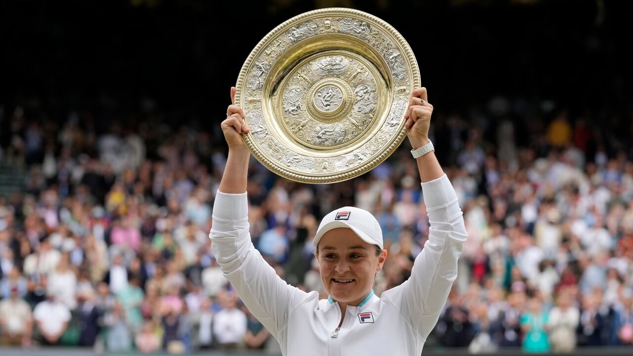 La australiana Ashleigh Barty posa con el trofeo de los ganadores para los medios de comunicación después de ganar la final femenina individual, derrotando a la checa Karolina Pliskova en la duodécima jornada del Campeonato de Tenis de Wimbledon en Londres, el sábado 10 de julio de 2021 (AP Photo / Kirsty Wigglesworth).