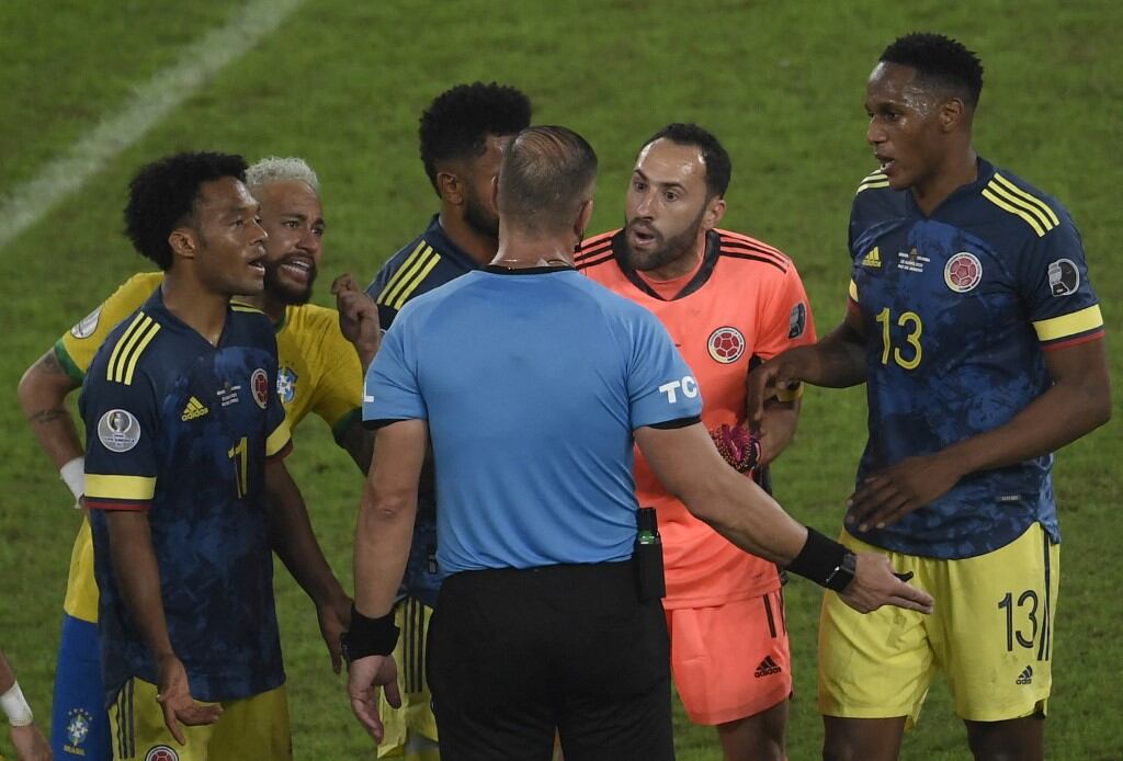 Los jugadores de la Selección Colombia protestando ante el juez Néstor Pitana, por la acción ante Brasil por Copa América que terminó en gol, en hechos ocurridos en el Estadio Nilton Santos de Río de Janeiro, Brasil, el 23 de junio de 2021. (Photo by MAURO PIMENTEL / AFP)