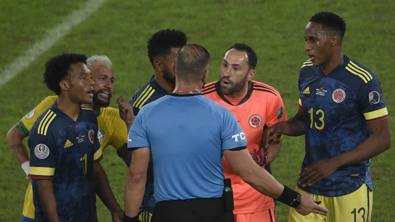 Los jugadores de la Selección Colombia protestando ante el juez Néstor Pitana, por la acción ante Brasil por Copa América que terminó en gol, en hechos ocurridos en el Estadio Nilton Santos de Río de Janeiro, Brasil, el 23 de junio de 2021. (Photo by MAURO PIMENTEL / AFP)