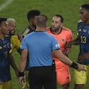 Los jugadores de la Selección Colombia protestando ante el juez Néstor Pitana, por la acción ante Brasil por Copa América que terminó en gol, en hechos ocurridos en el Estadio Nilton Santos de Río de Janeiro, Brasil, el 23 de junio de 2021. (Photo by MAURO PIMENTEL / AFP)