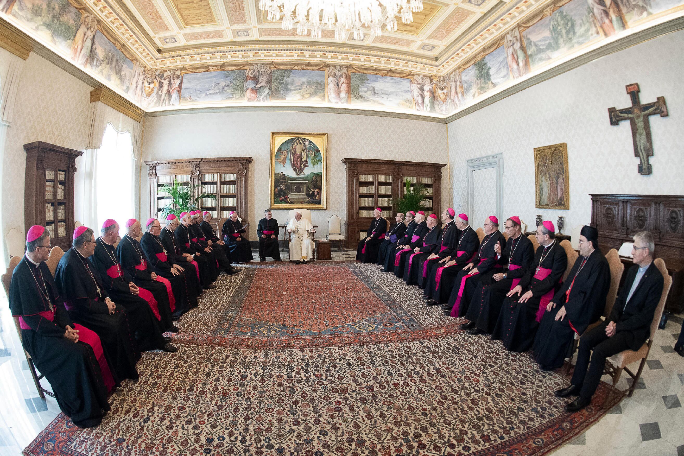 Esta fotografía publicada y tomada el 10 de septiembre de 2021 por The Vatican Media muestra al Papa Francisco durante una audiencia a los obispos de Francia en su visita "ad Limina Apostolorum" en el Vaticano. (Foto de - / VATICAN MEDIA / AFP) / RESTRINGIDO AL USO EDITORIAL - CRÉDITO OBLIGATORIO "AFP PHOTO / VATICAN MEDIA" - SIN COMERCIALIZACIÓN - SIN CAMPAÑAS DE PUBLICIDAD - DISTRIBUIDO COMO SERVICIO A LOS CLIENTES
