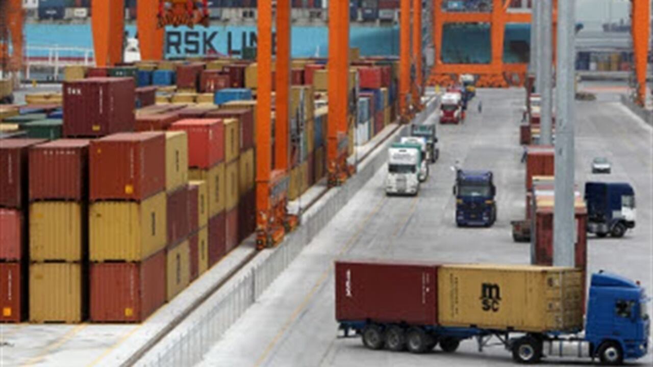 Los productos señalados como originados en Antioquia
representaron 29,4% del total de las exportaciones no tradicionales realizadas en marzo de 2011; Bogotá, D.C. representó 21,1%; Valle del Cauca 14,0% y Cundinamarca 10,7%.