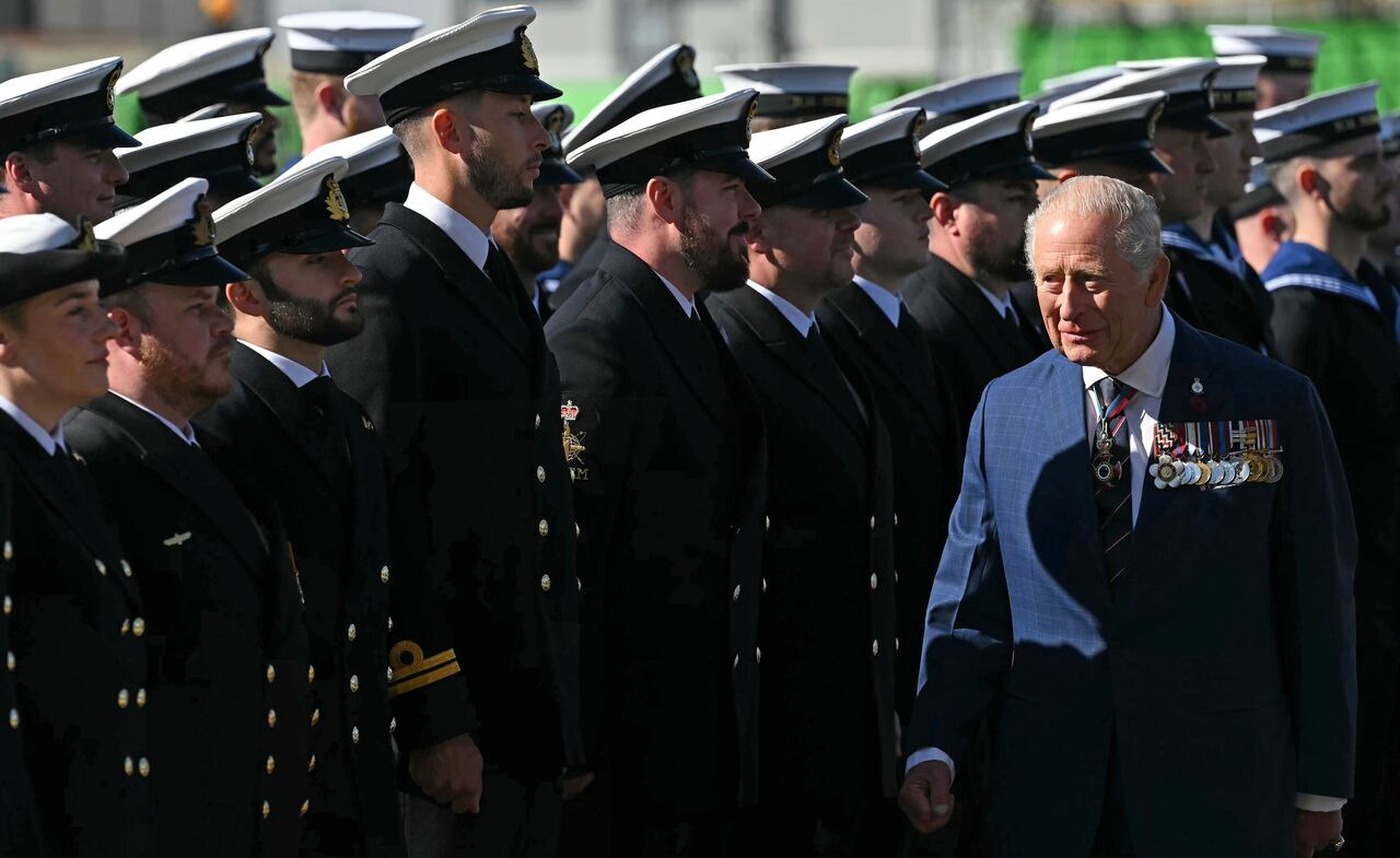 Rey Carlos III con miembros de la Armada Real del Reino Unido.
