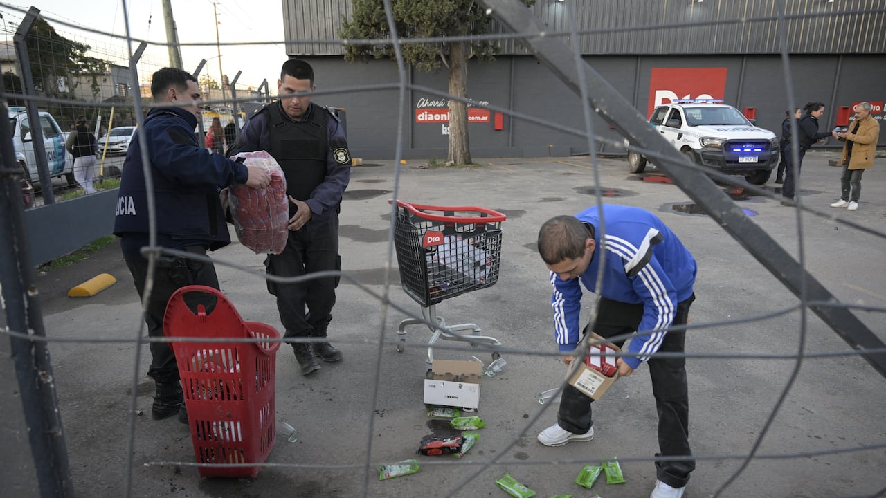 Saqueos a supermercados y comercios de Buenos Aires dejan al menos 56 detenidos