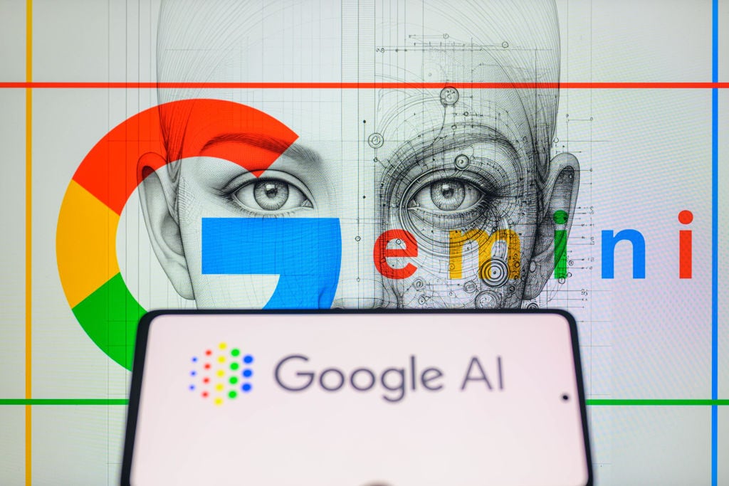Se destacan las precauciones que se deben tener en cuenta antes de instalar y utilizar Google Gemini IA, especialmente en lo que respecta a la privacidad y seguridad de los datos.