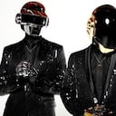Daft Punk es un dúo de música electrónica formado por los músicos franceses Guy-Manuel de Homem-Christo y Thomas Bangalter. Son reconocidos por sus elaborados conciertos en los que incorporan efectos visuales. Empezaron a ocultar su rostro desde 2001, aparecen disfrazados de robot. En muy raras ocasiones conceden entrevistas o aparecen en televisión. Patrimonio estimado en US$60 millones.