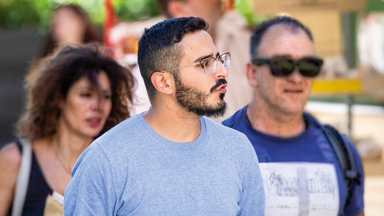 Shimon Hayut se hacía pasar por Simon Leviev, hijo de Lev Leviev, un magnate israelí de la industria de los diamantes. Fue apresado en el aeropuerto de Tel Aviv en 2019, pero hoy está libre.