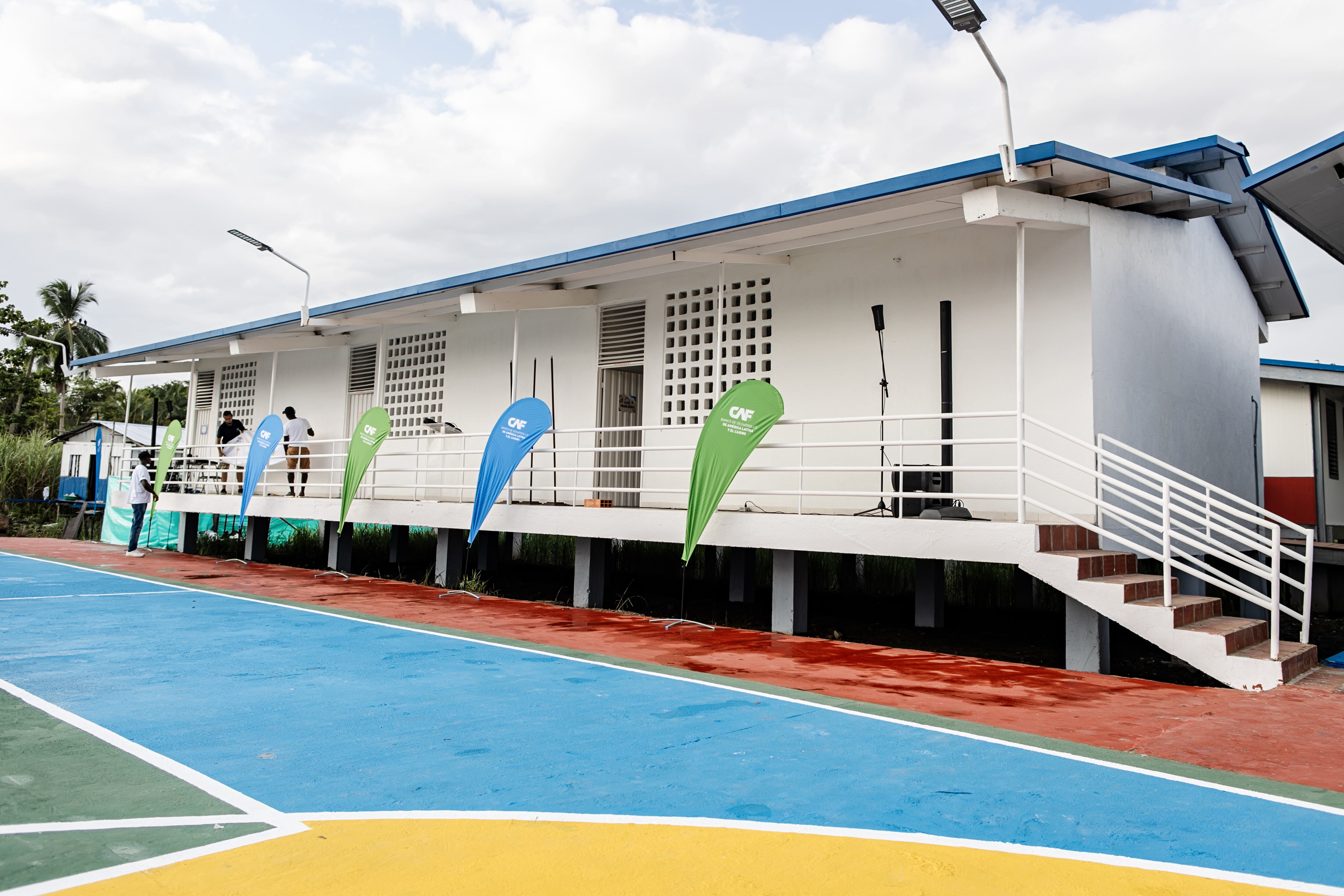 Instalaciones de la Institución Etnoeducativa Puerto Saija, sede Los Brazos, un innovador proyecto basado en tecnología modular.