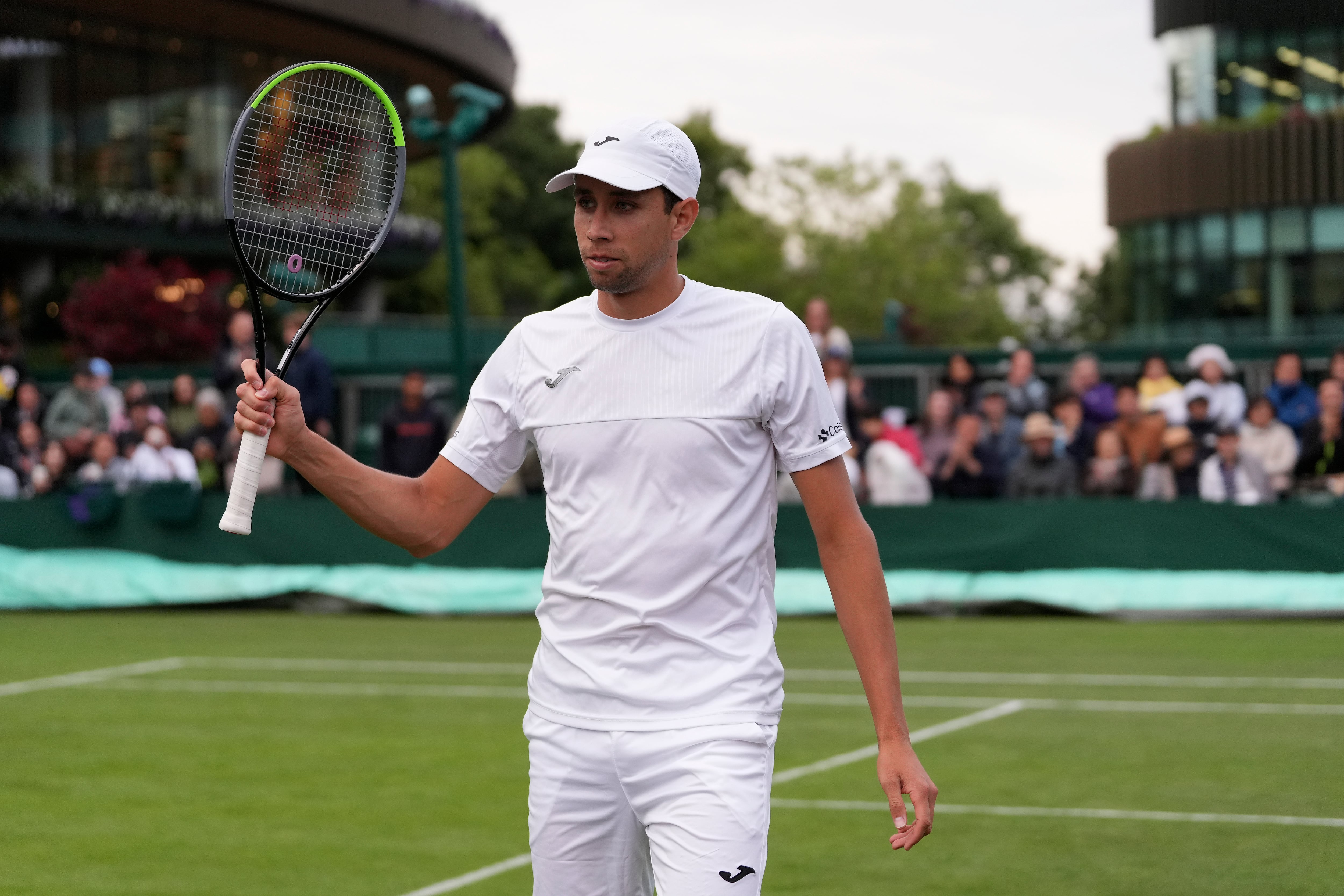 El colombiano Daniel Elahi Galán celebra después de vencer al japonés Yoshihito Nishioka en un partido individual masculino de primera ronda en el primer día del campeonato de tenis de Wimbledon en Londres, el lunes 3 de julio de 2023. (Foto AP/Alberto Pezzali)
