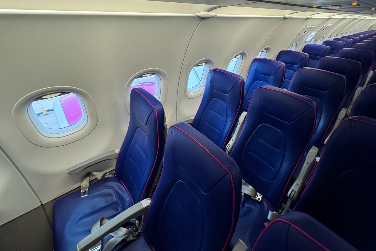 Se ven asientos vacíos en el avión de Wizz Air en Abu Dhabi, Emiratos Árabes Unidos, el 28 de febrero de 2024. (Foto de Jakub Porzycki/NurPhoto vía Getty Images)