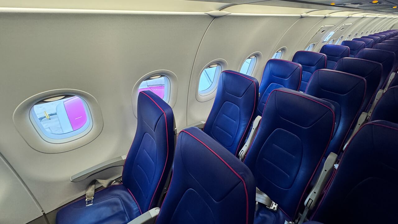 Se ven asientos vacíos en el avión de Wizz Air en Abu Dhabi, Emiratos Árabes Unidos, el 28 de febrero de 2024. (Foto de Jakub Porzycki/NurPhoto vía Getty Images)