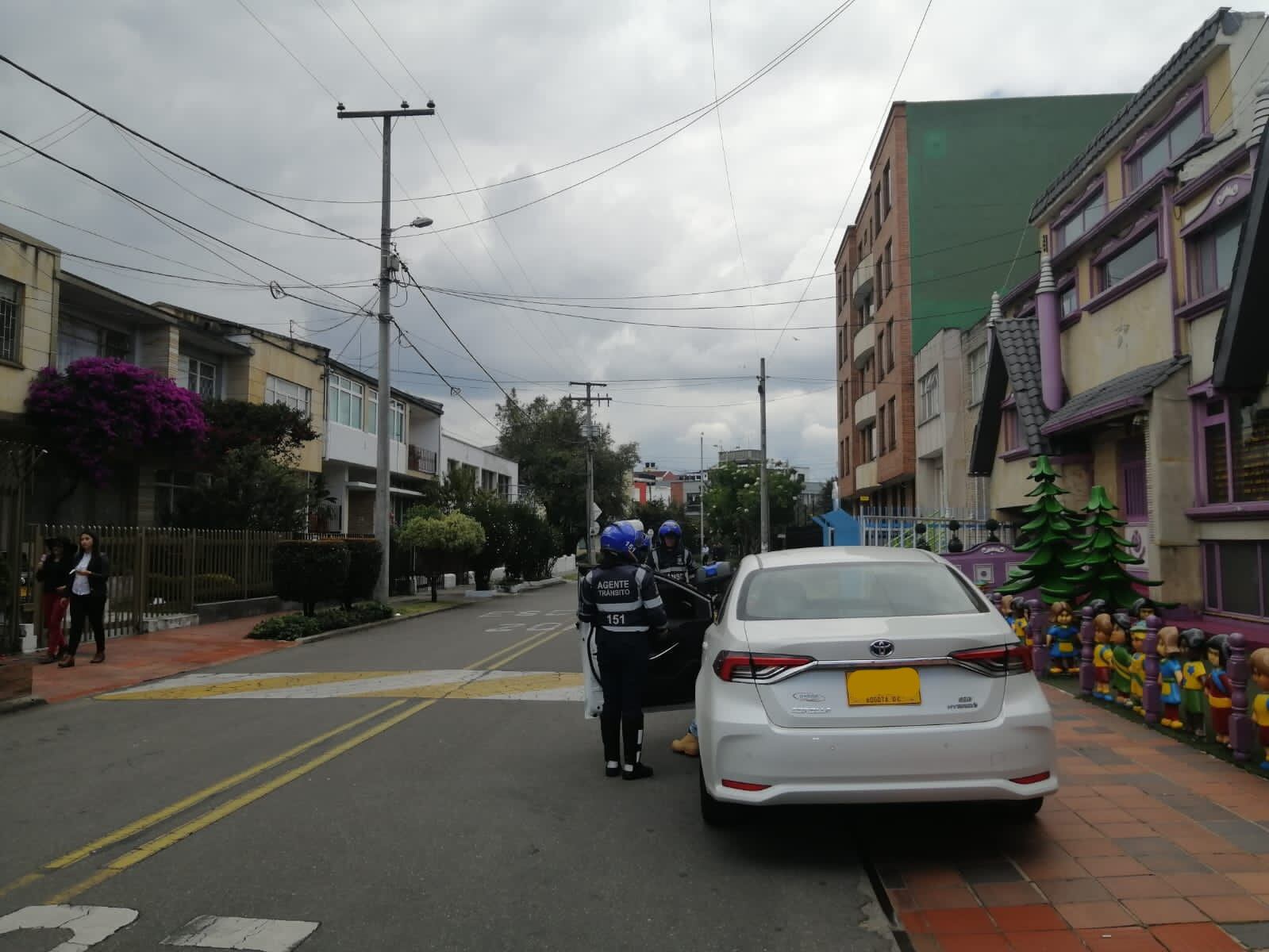 Desde este mismo jueves, los agentes de tránsito iniciaron sus labores con operativos para recuperar el espacio público de los peatones