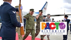 Militares estadounidenses y el logo del Pacto Histórico.