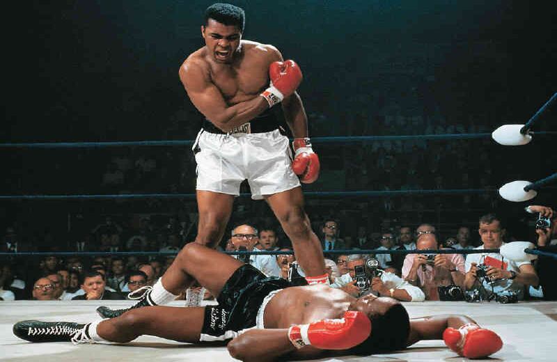 Muhammad Ali contra Sonny Liston por Neil Leifer (1965, Estados Unidos)