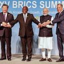 (De izquierda a derecha) El presidente de Brasil, Luiz Inácio Lula da Silva, el presidente de China, Xi Jinping, el presidente de Sudáfrica, Cyril Ramaphosa, el primer ministro de India, Narendra Modi, y el ministro de Relaciones Exteriores de Rusia, Sergei Lavrov, posan para una foto de familia de los BRICS durante la Cumbre de los BRICS de 2023. en el Centro de Convenciones Sandton en Johannesburgo el 23 de agosto de 2023.