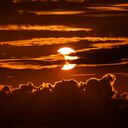 Si el diámetro aparente de la Luna es menor que el del Sol, parte de la corona de fuego permanece visible.