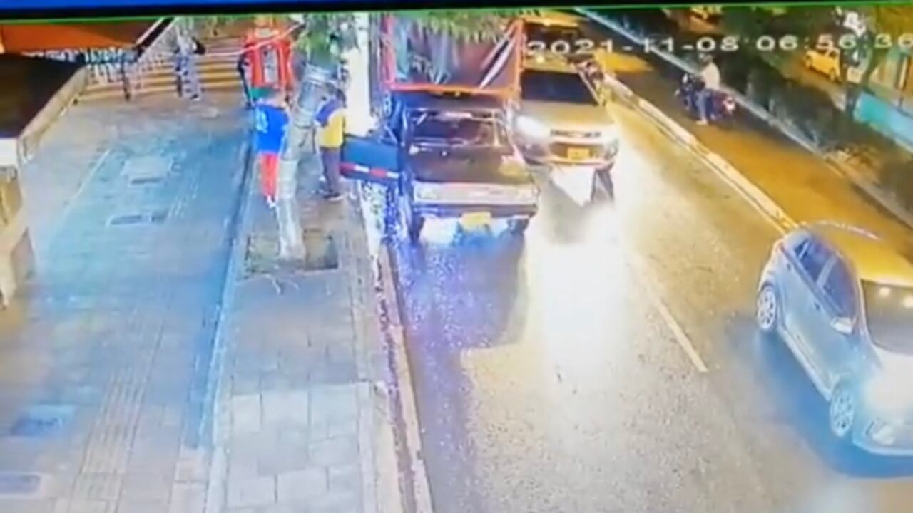 A través de redes sociales fue compartido un video de cámaras de seguridad en el que se puede ver el momento en el que un fletero murió cuando pretendía robar a un conductor.