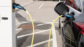 Las ventas de vehículos eléctricos e híbridos en Colombia crecieron más del 90% en el primer trimestre de 2026, impulsadas por menores costos y beneficios tributarios.