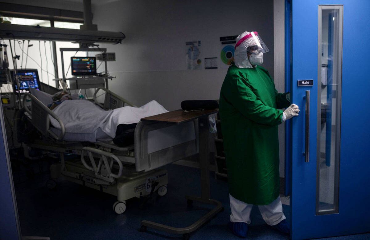 Así se resume el trabajo diario que enfrentan médicos y enfermeros para atender a los pacientes graves de covid-19 u otra patología. Foto: Esteban Vega/ SEMANA