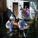 Un familiar observa cómo los trabajadores del servicio funerario público retiran el cuerpo de Amelia Dias Nascimento, de 94 años, quien murió por complicaciones relacionadas con el COVID-19 en su casa, en Manaus, estado de Amazonas. (Foto AP / Edmar Barros, archivo)