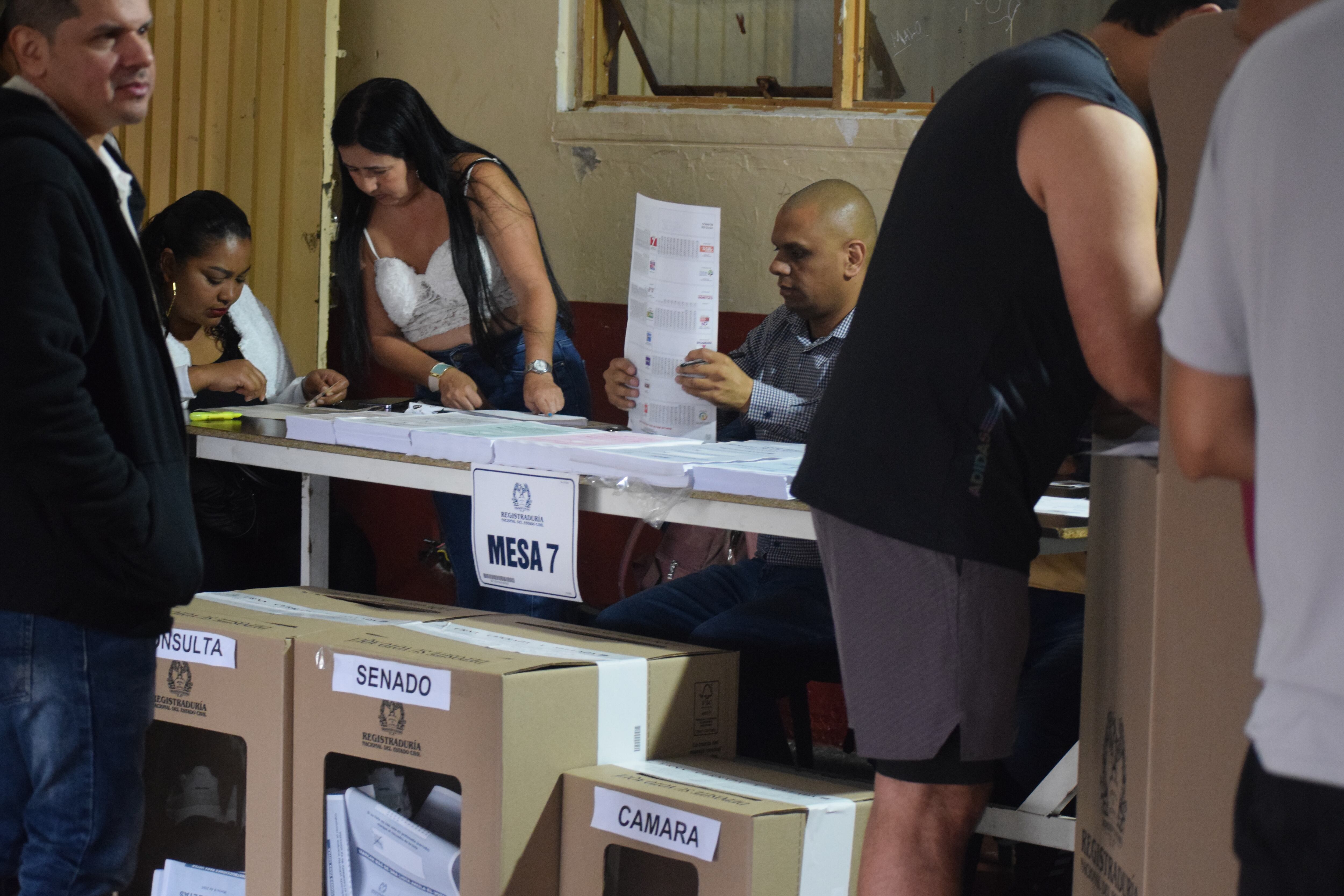 Jornada de votación se desarrolla con total normalidad en la sede educativa INEM Francisco José de Caldas, uno de los puestos habilitados en Popayán, donde ciudadanos acuden a ejercer su derecho al voto en medio de un ambiente de tranquilidad y orden.