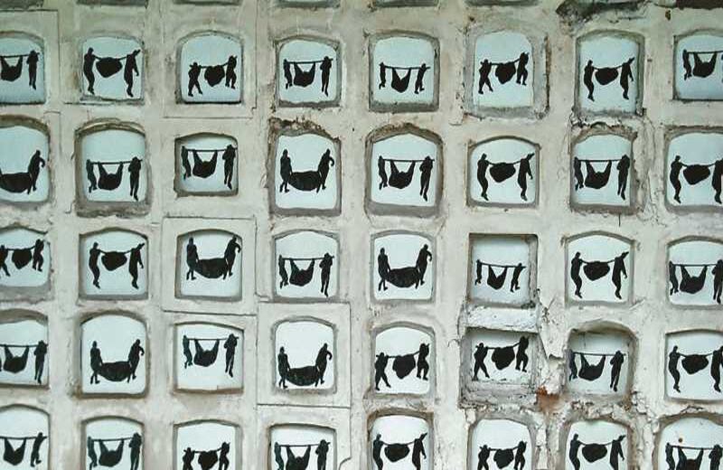 En ‘Auras anónimas’ (2009), Beatriz González intervino cuatro columbarios del Cementerio Central de Bogotá con un mensaje de no repetición. 