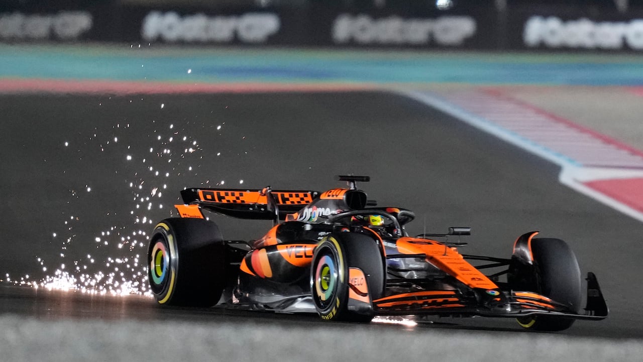 El piloto de McLaren, Lando Norris, de Gran Bretaña, en acción durante la clasificación al sprint en el Circuito Internacional de Lusail, en Lusail, Qatar, antes del Gran Premio de Fórmula Uno de Qatar, el viernes 29 de noviembre de 2024. (Foto AP/Altaf Qadri)