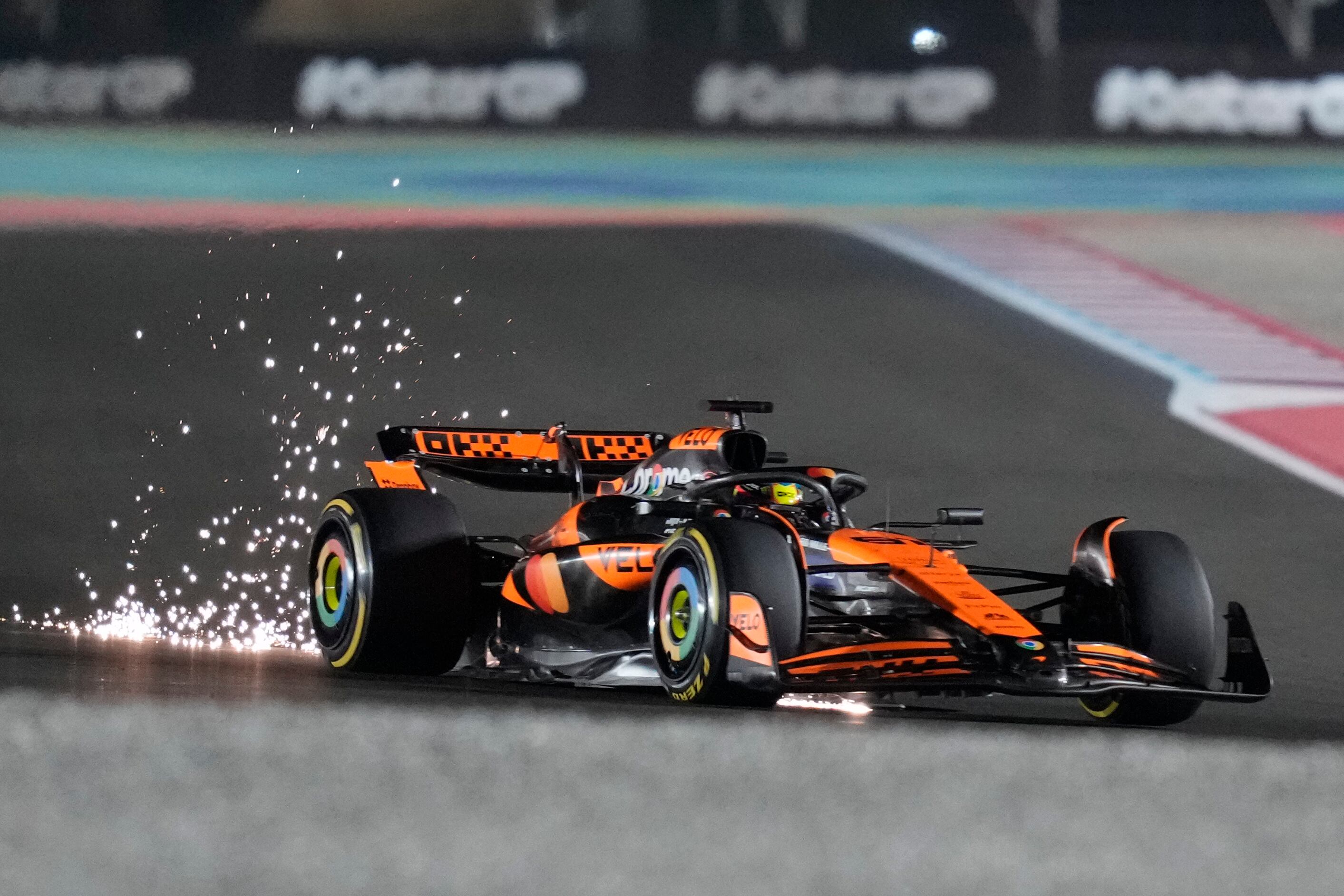 El piloto de McLaren, Lando Norris, de Gran Bretaña, en acción durante la clasificación al sprint en el Circuito Internacional de Lusail, en Lusail, Qatar, antes del Gran Premio de Fórmula Uno de Qatar, el viernes 29 de noviembre de 2024. (Foto AP/Altaf Qadri)