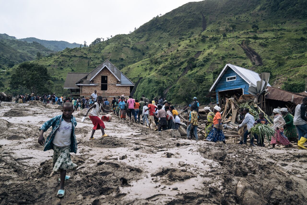 El número de muertos por inundaciones y deslizamientos de tierra provocados por fuertes lluvias en el este de la República Democrática del Congo ha aumentado a casi 400, dijo un funcionario
