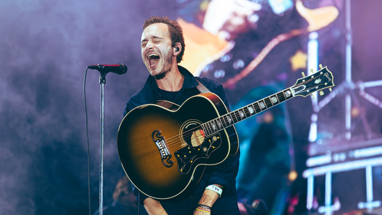Tom Smith, entregado a la música de Editors y al público latinoamericano en lo que llamó 'Rock al Park'. Desde el sonido, fue de lo mejor que entregó el festival.