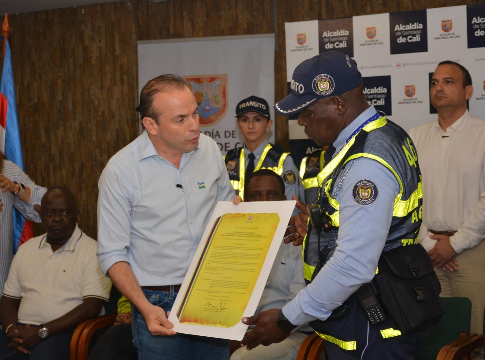 Alcalde de Cali entrega reconocimiento a agente agredido. Foto: Jorge Orozco- El País.