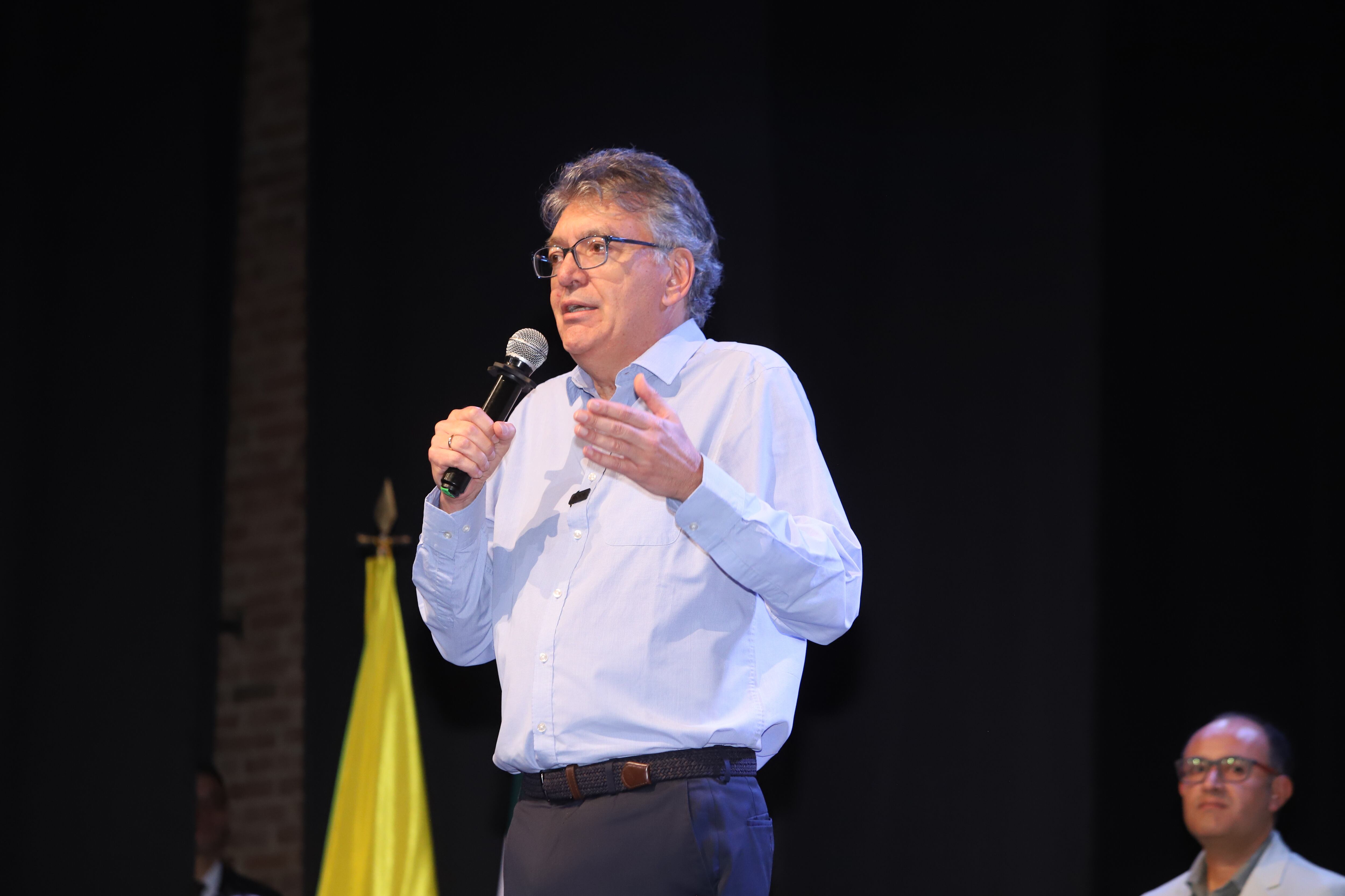 El precandidato presidencial Mauricio Cárdenas aseguró que el puente fronterizo entre Colombia y Ecuador está en poder de los ilegales.