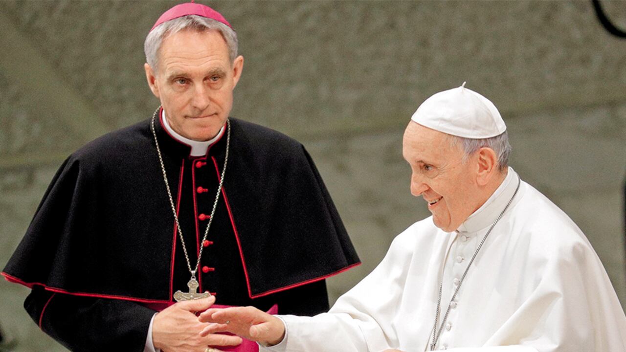 El papa Francisco, junto a monseñor Georg Gänswein, ex mano derecha de Benedicto XVI.