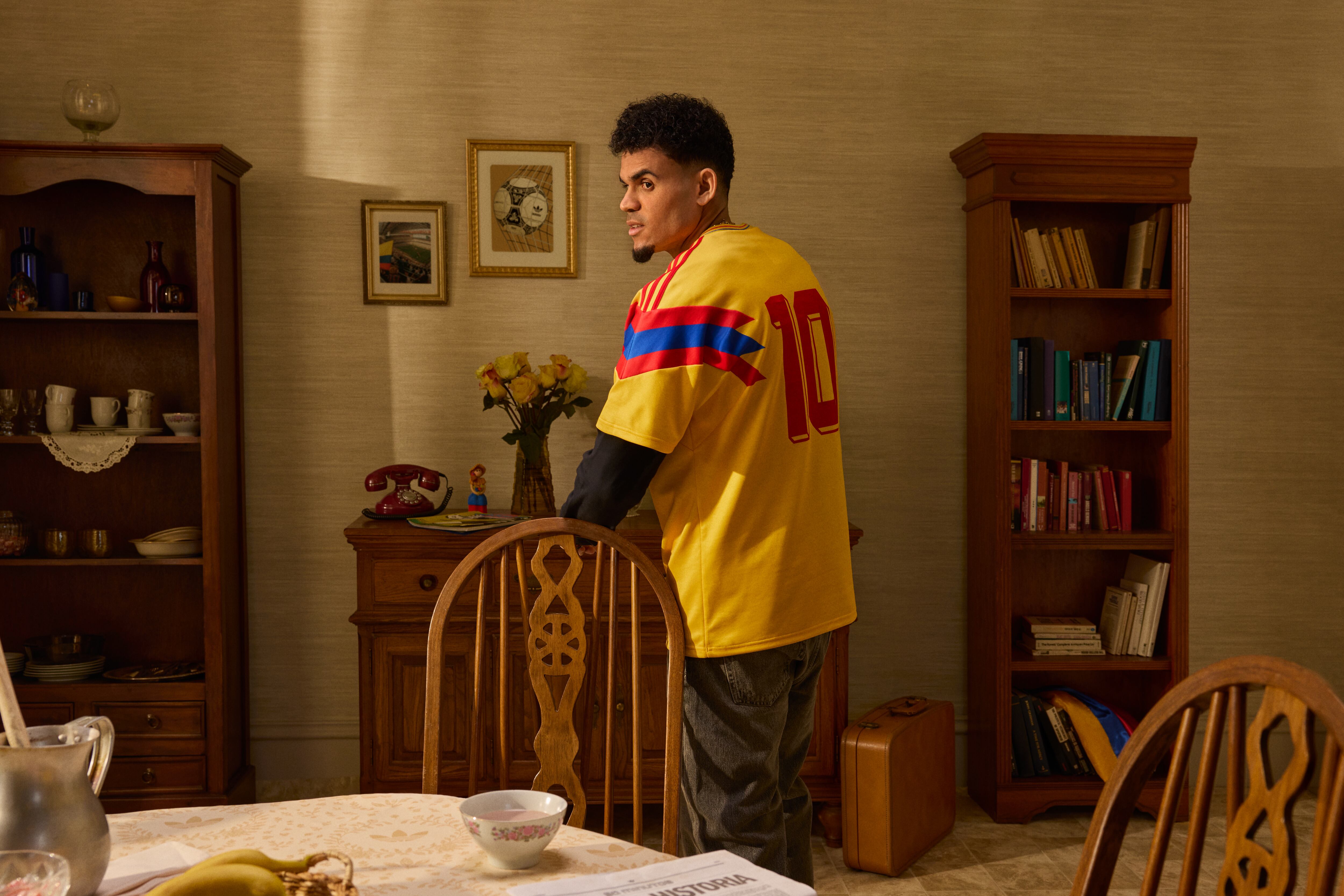 Camiseta retro Selección Colombia que rinde tributo a la del Mundial de 1990